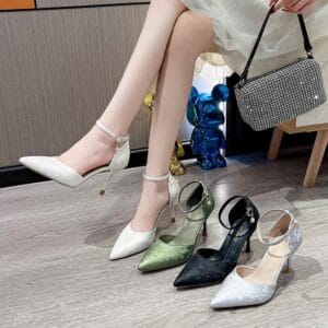 Hollow word buckle stiletto